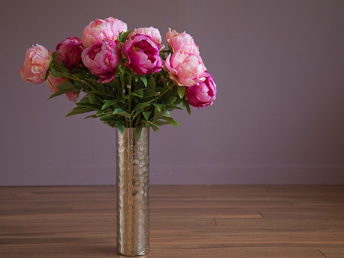 Rien n’est plus « raffiné » que des fleurs à longues tiges dans un vase colonne.
