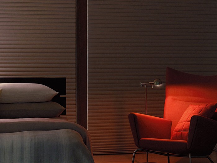 Les stores obscurcissants de la pièce peuvent vous aider à bien dormir. Duette® Architella® Alexa Fabric in Skye.