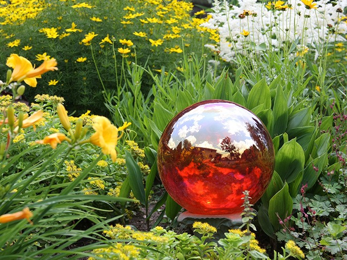 Une boule réfléchissante.