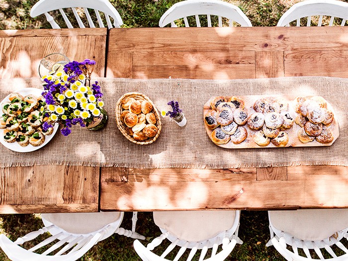 Chemin de table en jute tressé.