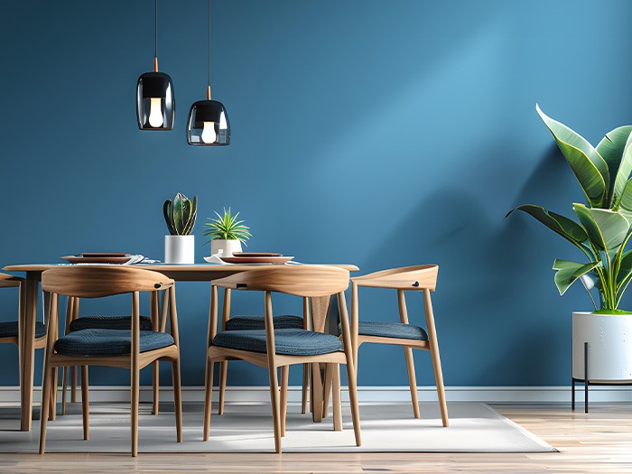 Mur bleu comme toile de fond pour un ensemble de salle à manger en bois.