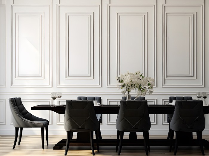 Boiseries et moulures comme toile de fond pour la table de la salle à manger.
